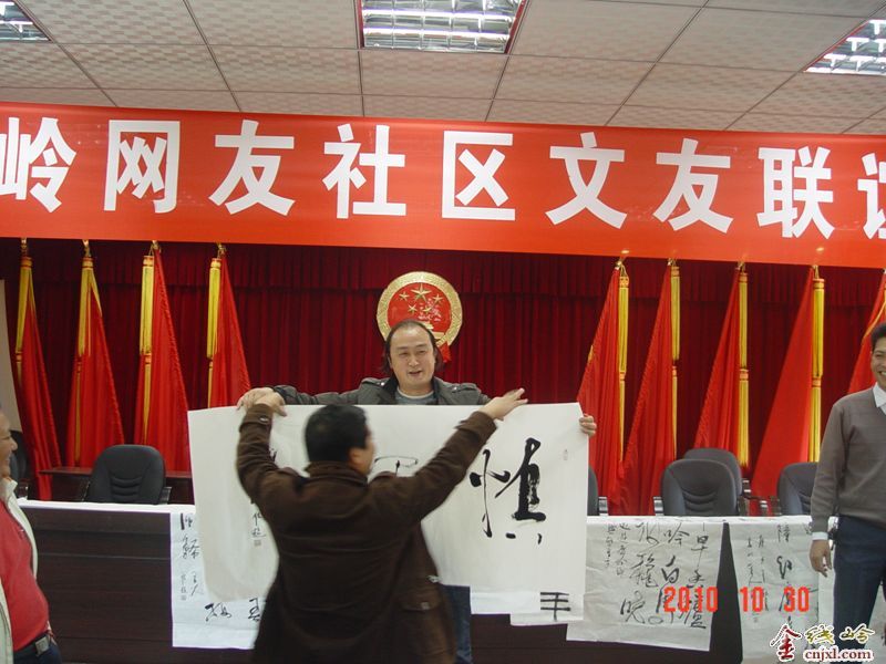 NJk8ruR8.jpg
